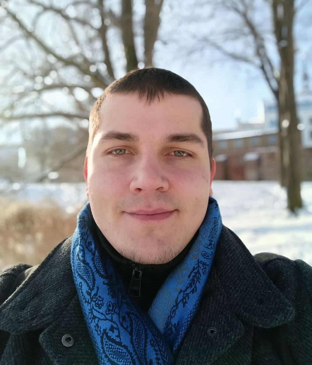 Porträt des Coaches und energetischen Heilers Dennis Jahnke in Winterlandschaft.